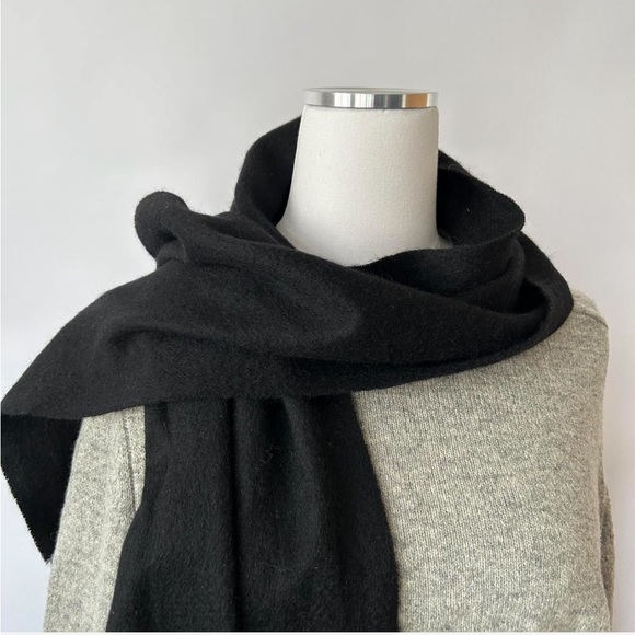 Black 100% cashmere scarf with fringe. - Picture 3 of 6